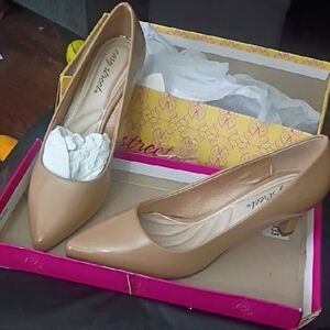 Easy Street Women's 9 W Beige Heels